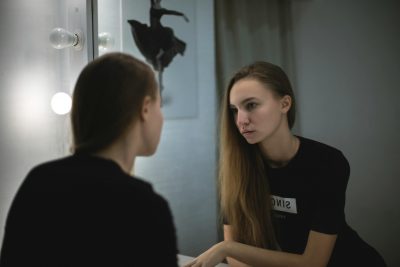 Кыз жана күзгү
