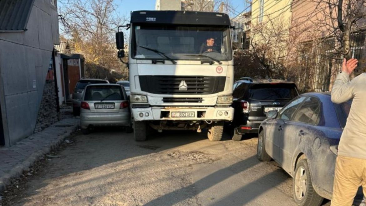 Бишкектеги Радищева көчөсүндө жол маселеси