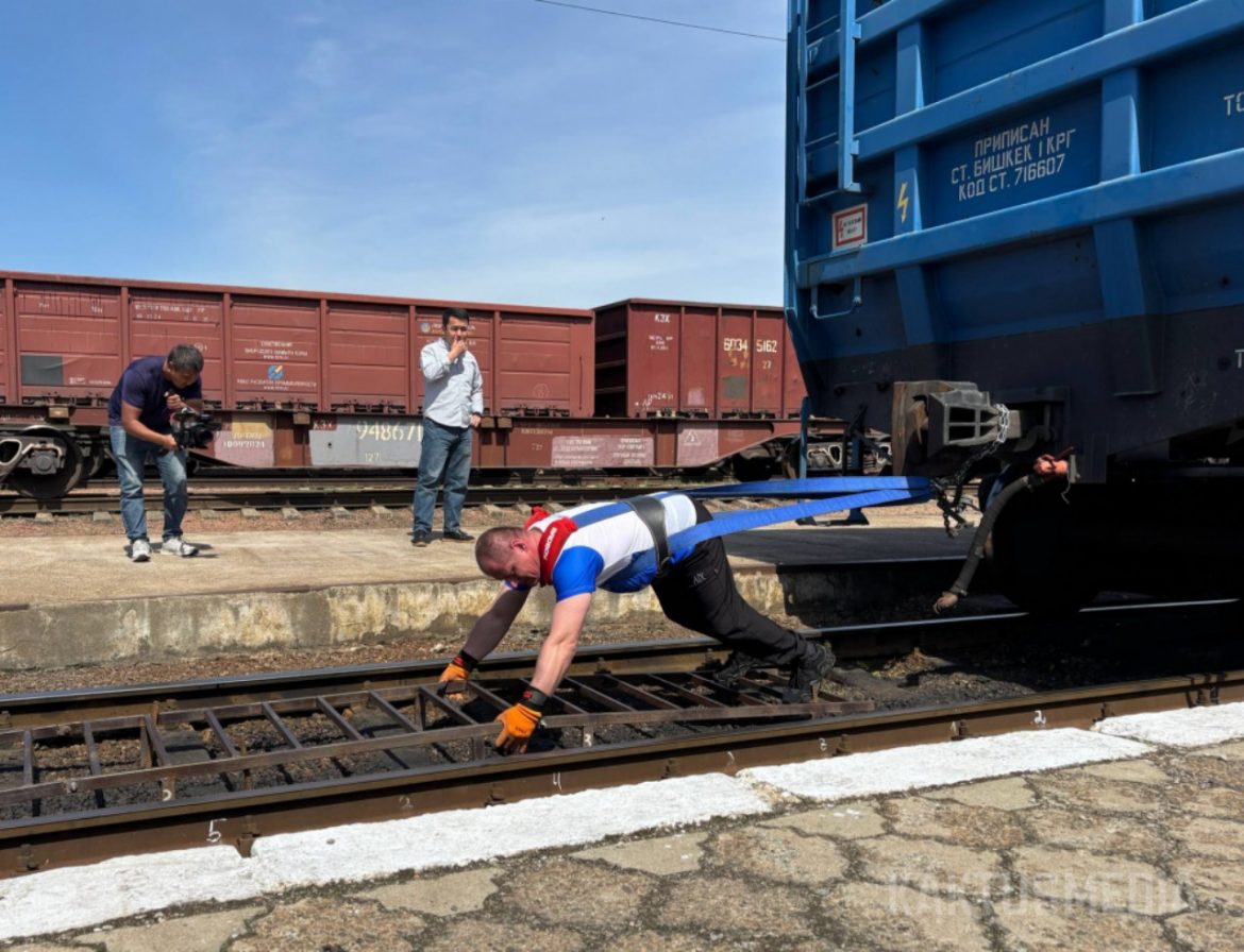 Кыргызстандык 190 тонна вагонду жылдырып